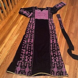 Gorgeous dark navy blue and pink thobe brand new